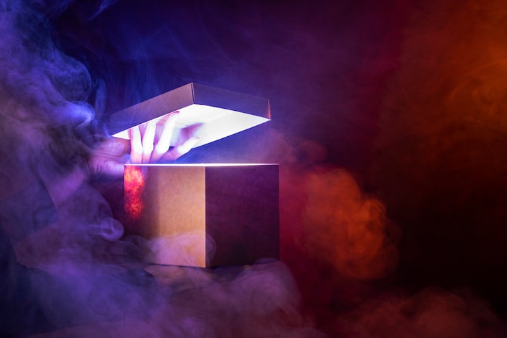 Hand hält einen leuchtenden, abstrakten Würfel