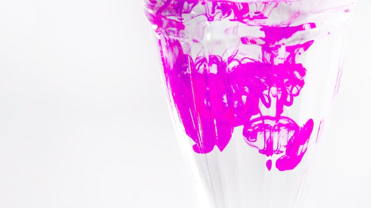 Fließende Tinte auf Papier